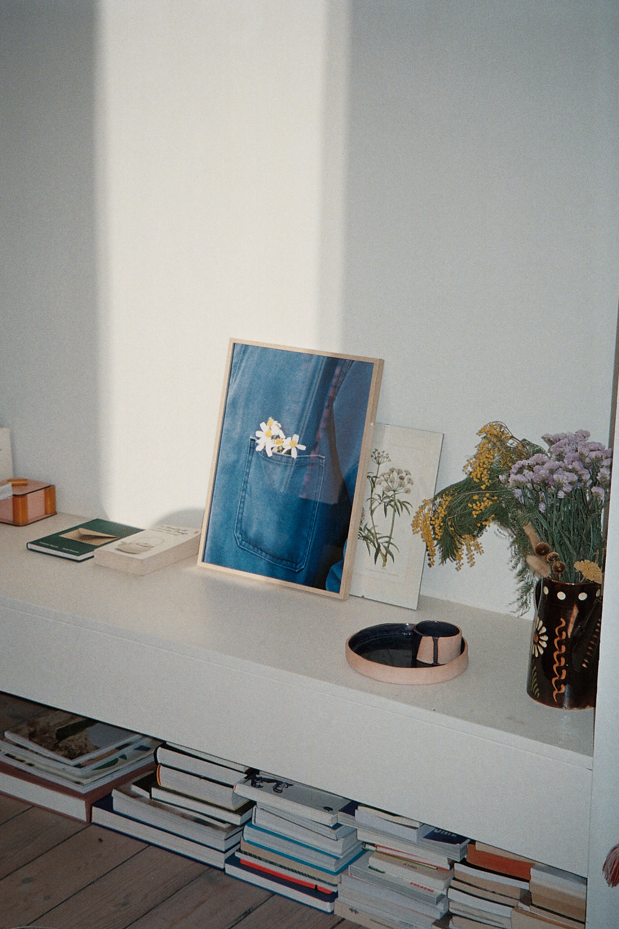 Photographie encadrée sur un meuble avec de la décoration