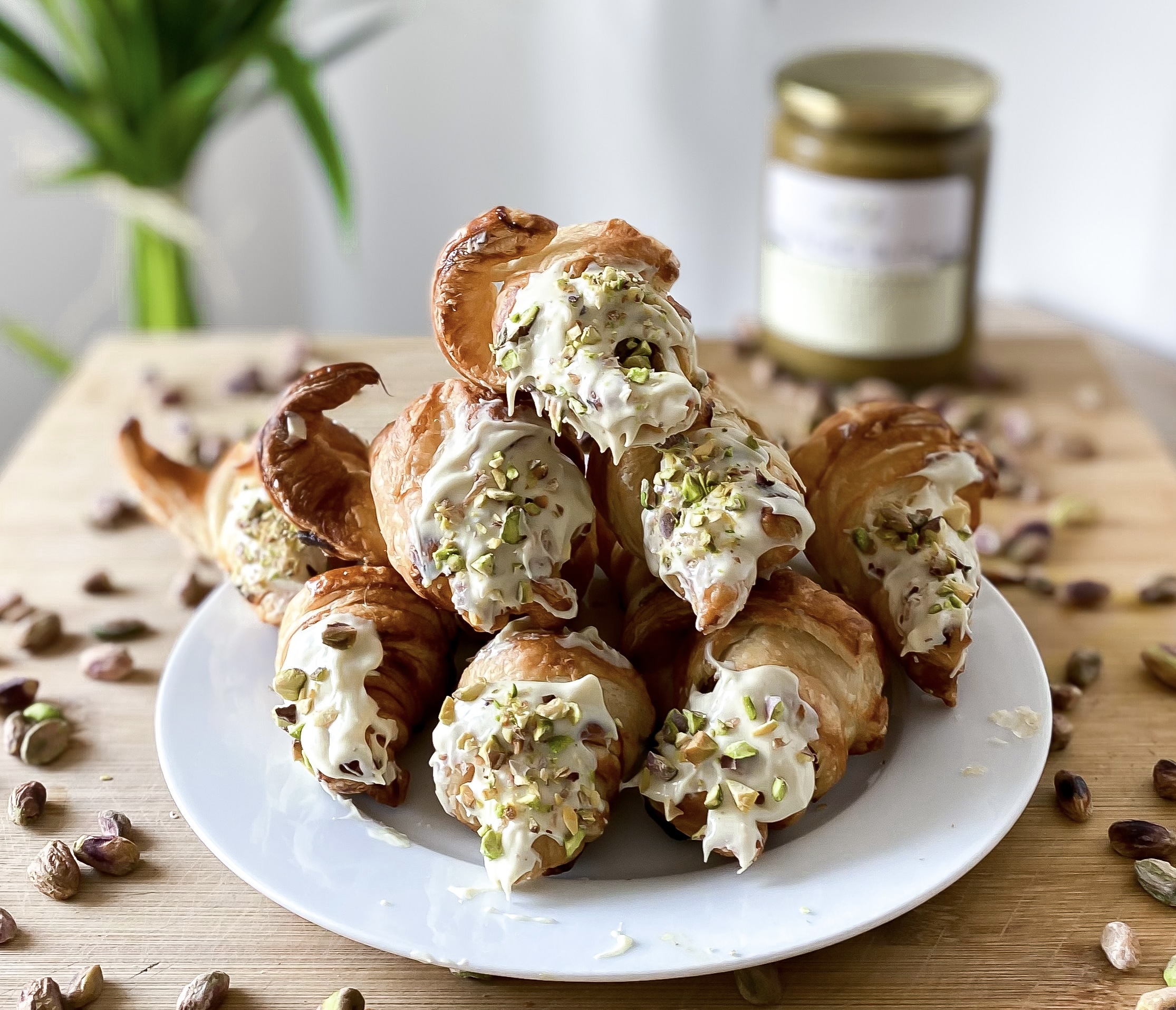 CROISSANTS RELLENOS DE CREMA DE PISTACHO Y CHOCOLATE BLANCO