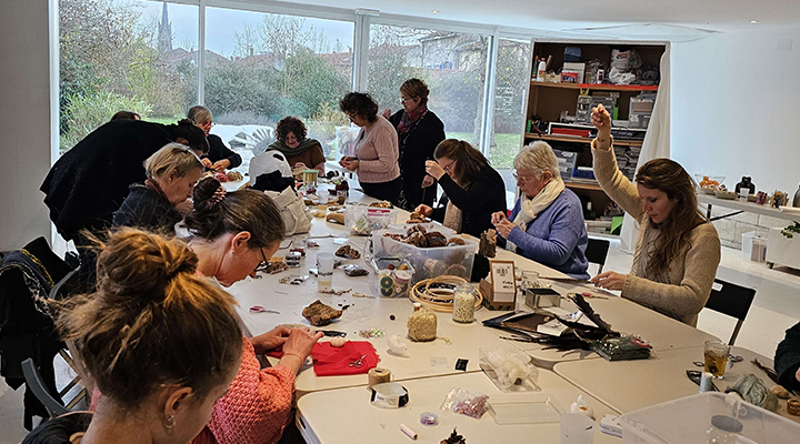 atelier broderie à la Synagogue de Delme, centre d'art contemporain