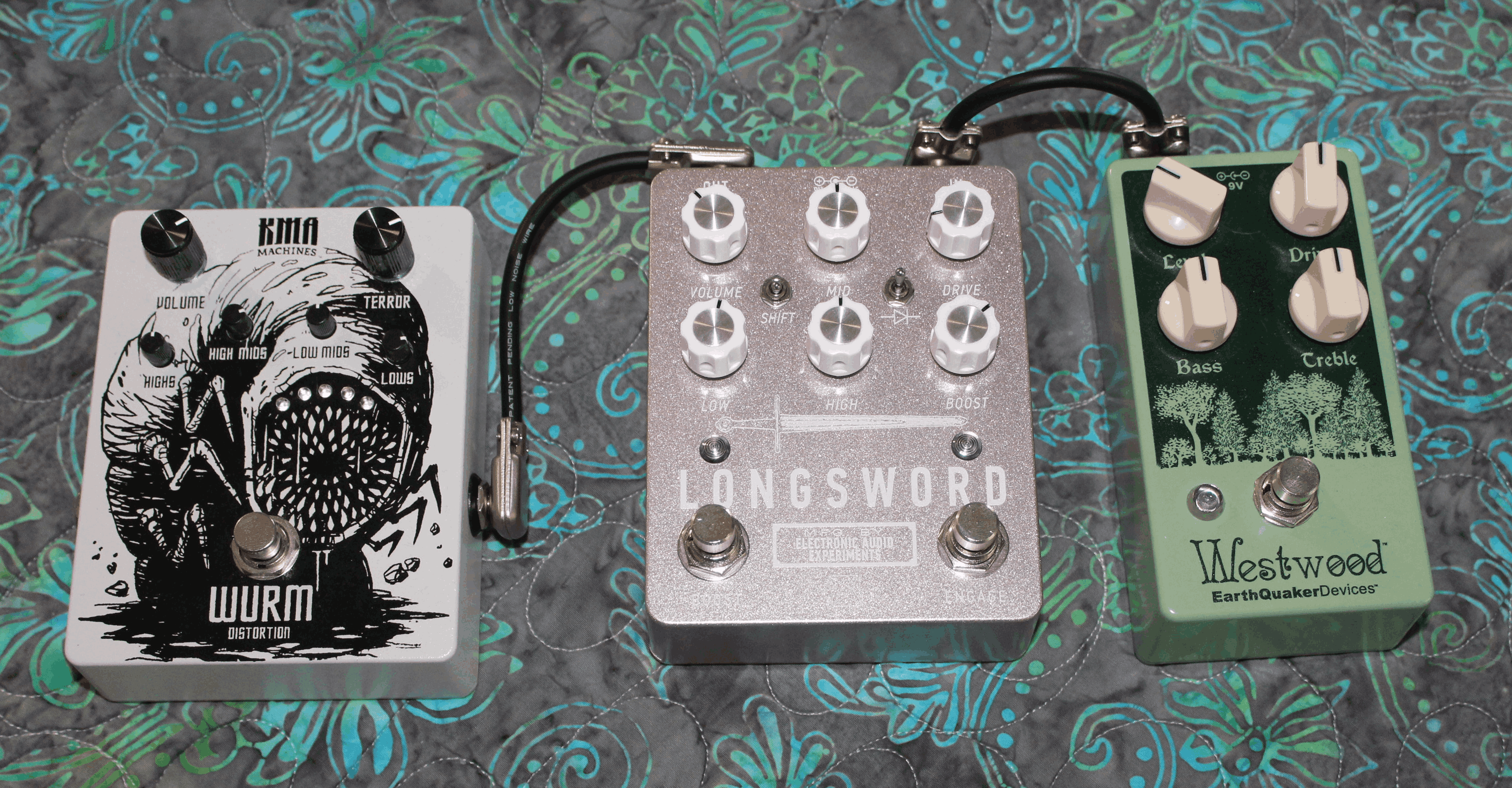 Three pedals connected by two TS patch cables. 