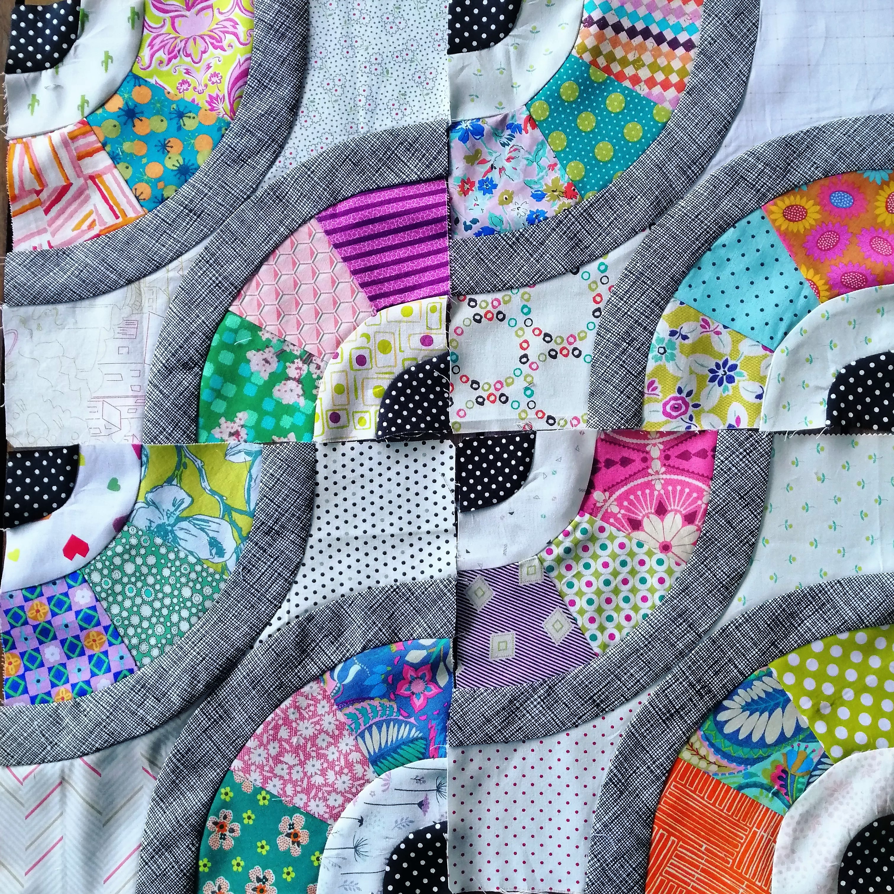 curved piecing snake trail quilt