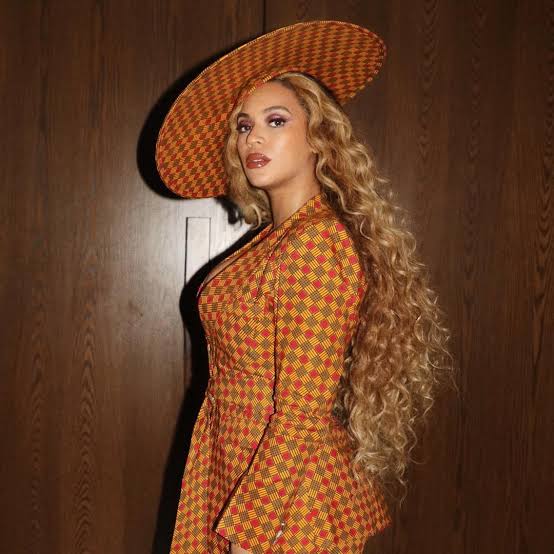 Beyoncé wearing African print fashion 