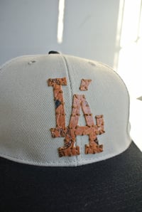 Image 4 of Reworked LÁ Patch Hat (90s Deadstock Base) MCM–Beige x Black