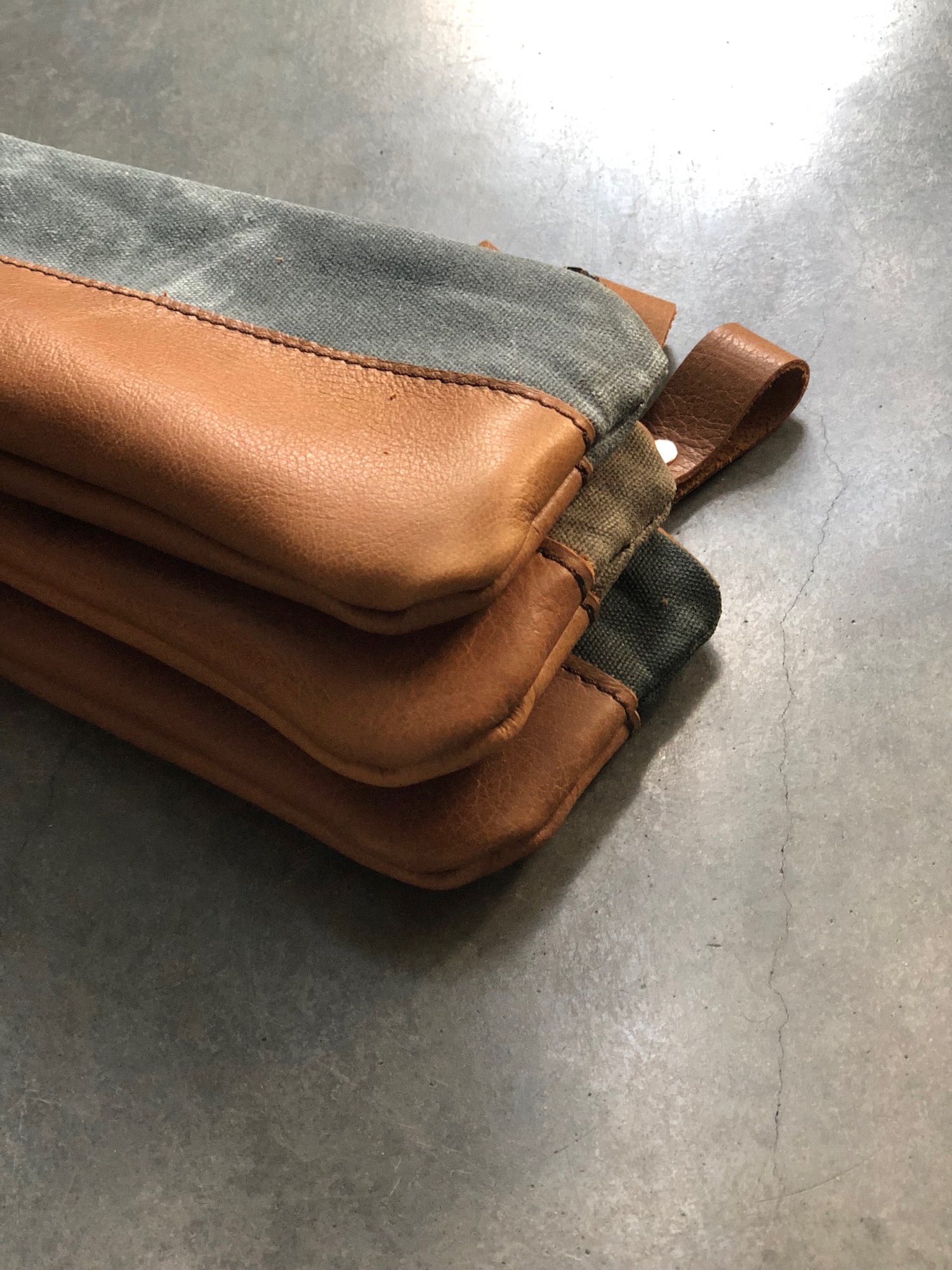 Image of Zipper pouch made in grey waxed canvas and cognac oiled leather