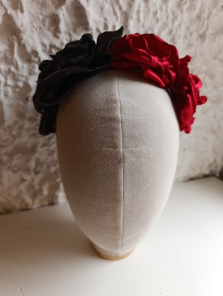 Image of Cerchietto floreale bicolore rosso/nero