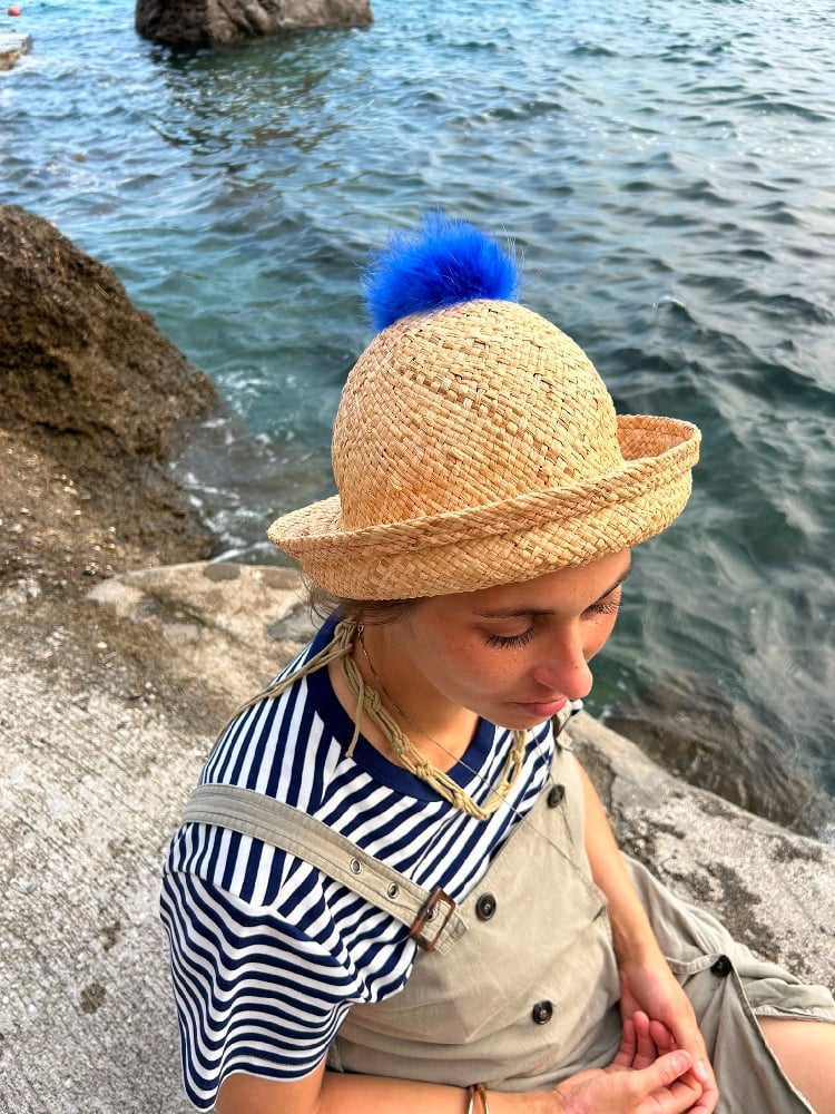 Image of Cappello in rafia pon-pon blu