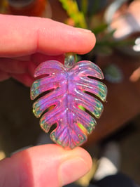 Opalized pink & green monstera leaf pendant 💗🌿