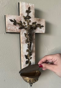 Image 2 of Croix en marbre avec Christ en laiton, décor de feuillage, début 1900