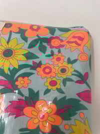 Image 3 of La Pochette à Maillots mint et ses grosses fleurs orange fluo, jaune et rose