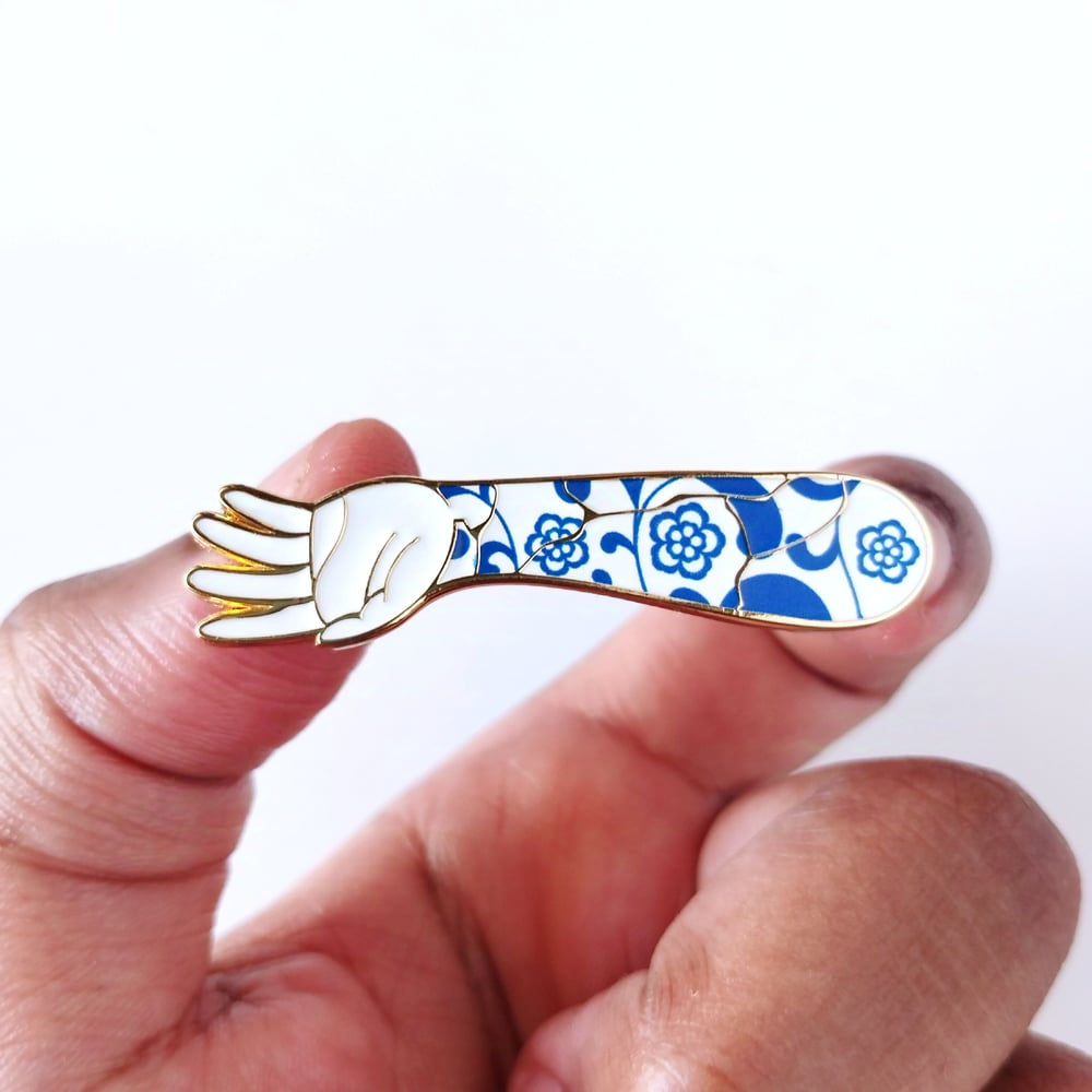 Image of kintsugi kid enamel pin