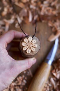 Image 6 of Daisy Flower-Pendant Necklace 