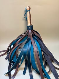 Image 3 of Chocolate Mint Stinger leather flogger