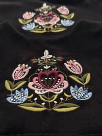 Image 11 of Festkjole med bunadsbroderi