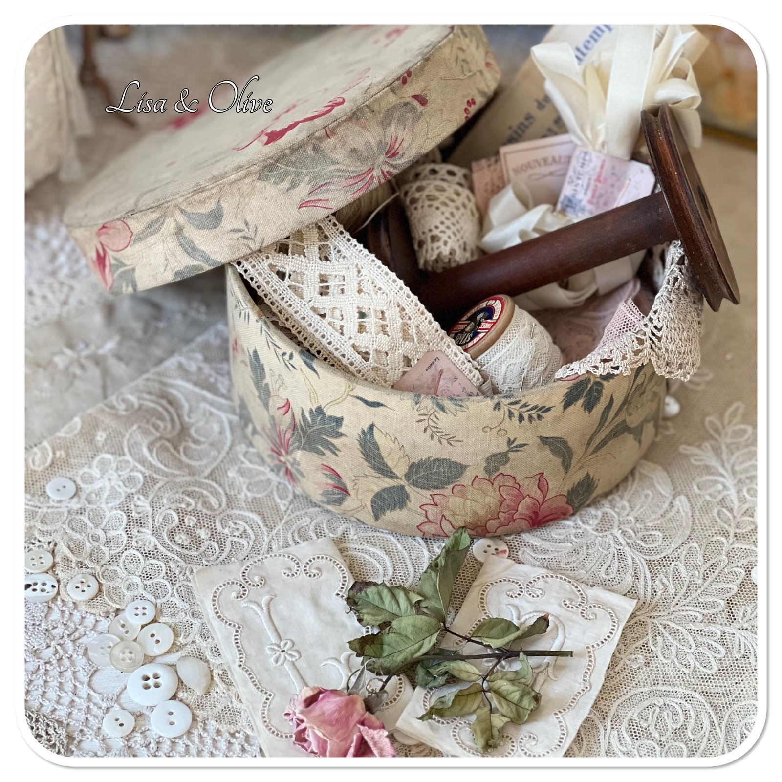 Vintage french Round Boudoir box pretty floral pattern | Lisaandolive