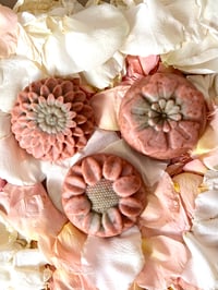 Image 4 of WABI-SABI Roses & Oats Soap / Jabón de Rosas y Avena 3oz