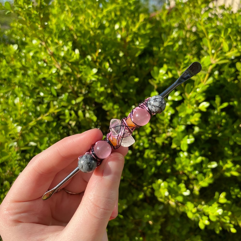 Image of rose stone dab tool