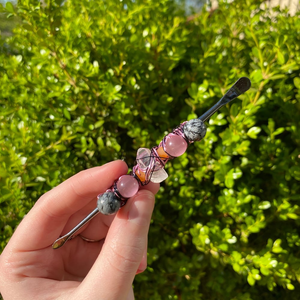 Image of rose stone dab tool 