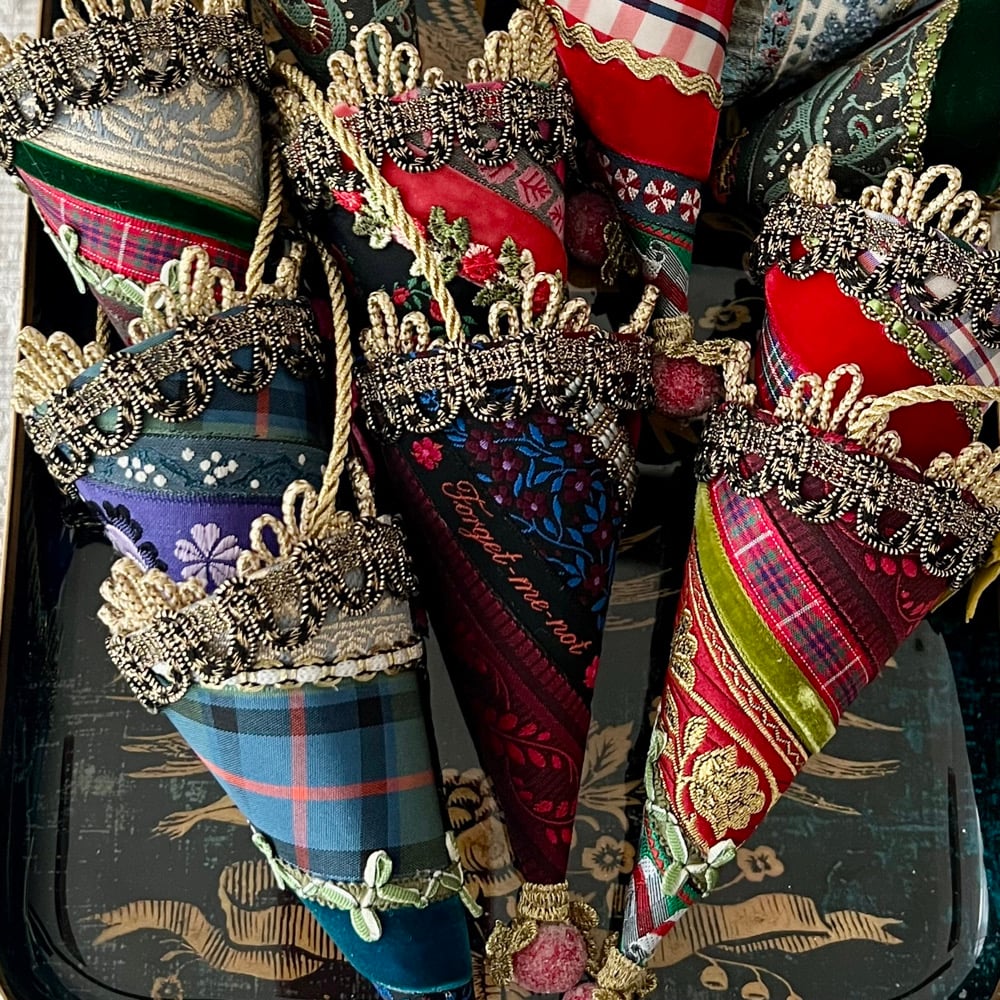 Image of Mini Ribbon Swirl Cone