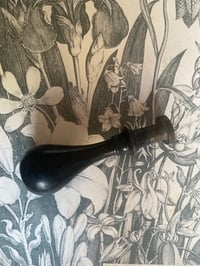 Image 2 of Sceau Napoleon III, en bois tourné noirci, XIXème siecle, Monogramme C E- platine ronde