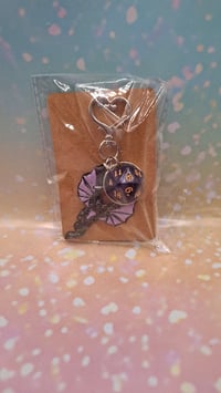 Purple and black d20 keychain 