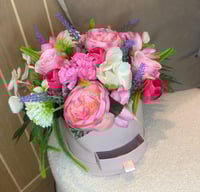 Image 3 of Artificial Hatbox ( only one ) 