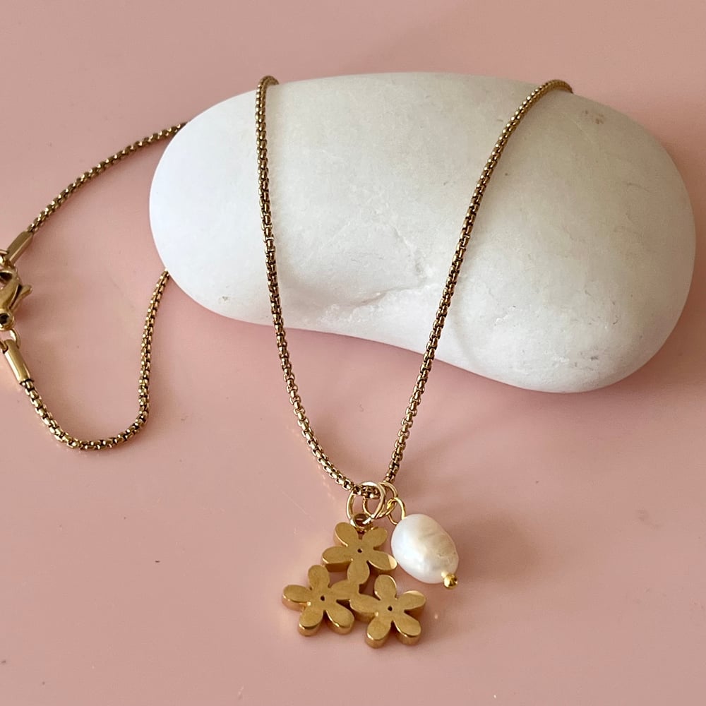 Image of Triple Daisy and Pearl Necklace
