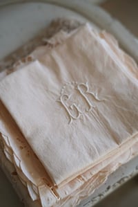 Image 3 of Lot de 3 serviettes monogrammées coloris pêche