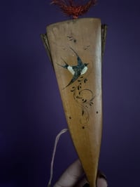 Image 3 of Magnifique éventail cocarde, en bois d’olivier, papier et miroir, 1880-1900.