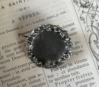 Image 4 of Broche ancienne, porte-photo en argent, guirlande de fleurs avec portrait et verre, début 1900!