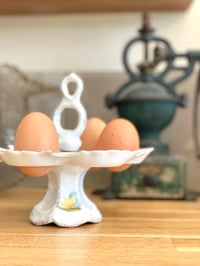 Image 5 of Ancien oeufrier en porcelaine