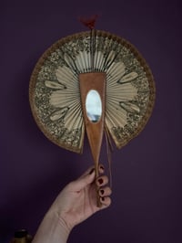 Image 1 of Magnifique éventail cocarde, en bois d’olivier, papier et miroir, 1880-1900.