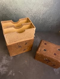Image 3 of Très ancienne boîte à jeux en carton et cuir fin, décor de violettes et des as, XIXème siècle.