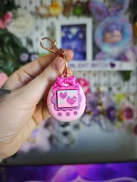Image 3 of Llavero clicker tamagotchi rosa con lazo 