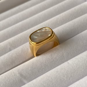 Image of DARA Pearl Signet Ring 