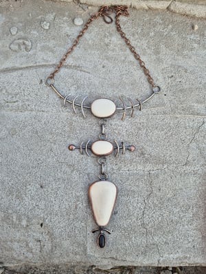 White and black pebbles necklace 