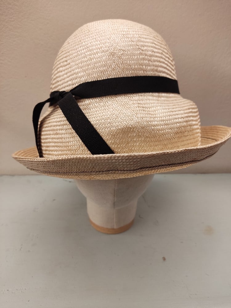Image of Cappello parasisal panna con nastro nero