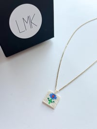 Collier fleur bleue tissé en perles