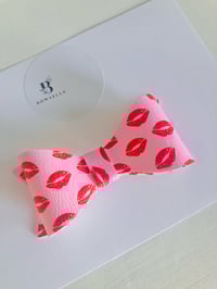 Kisses bow 