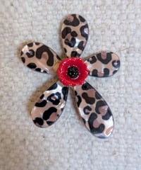 Image 3 of Broches fleurs léopard au choix 