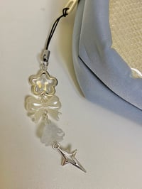 Image 4 of glass tulip + bow phonecharm