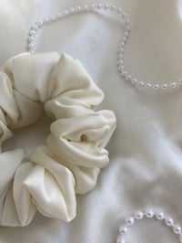 Image 7 of SCRUNCHIE STANDARD CREAM/KREM