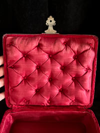 Image 7 of Magnifique coffre à bijoux du XIXÈME siècle, en velours rouge et soie rouge capitonnée!