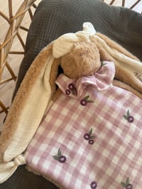 Image 3 of  DOUDOU ENVELOPPANT MARGUERITTE MAUVE