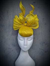 Image 1 of 'Bowie' Centred in Yellow