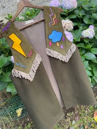 Image 11 of Chaleco feito e bordado a man. CHOVE PRA QUE EU SOÑE. Talla única!