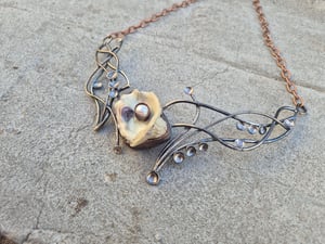 Shell and pearl necklace 