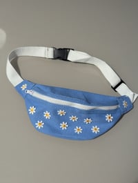 Image 3 of Petit sac banane marguerite 