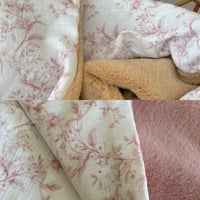 Image 1 of COUVERTURE IMPRIMÉ JOUY ROSE FOURRURE AU CHOIX