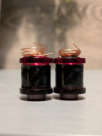 1 Inch 8 Wrap Coils *Carbon Fiber With Dark Red Washers 