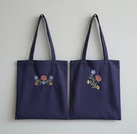 Image 2 of Tøyveske med broderier inspirert av bunadsbroderi "Nordland"